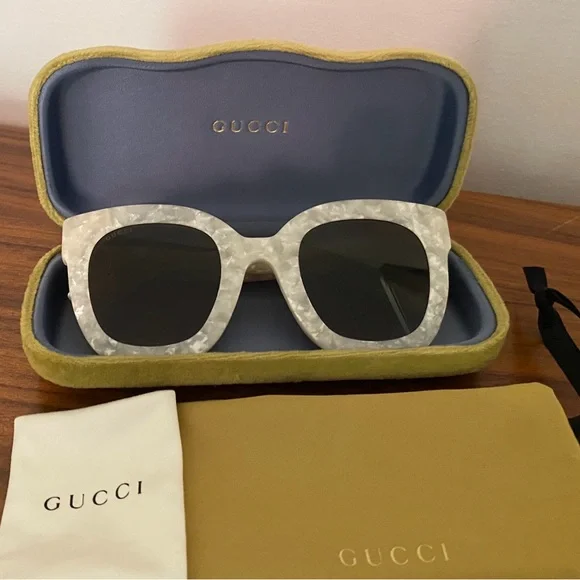 Gucci White and Black Oversized Sunglasses - Picture 1 of 4